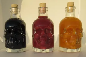 Halloween Totenkopf Jungfrauenblut-Essig mit 50% frischen Himbeeren 200ml
