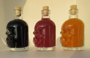 Halloween Totenkopf Jungfrauenblut-Essig mit 50% frischen Himbeeren 200ml
