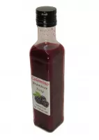 Leuchtende lila Brombeeren in Es...